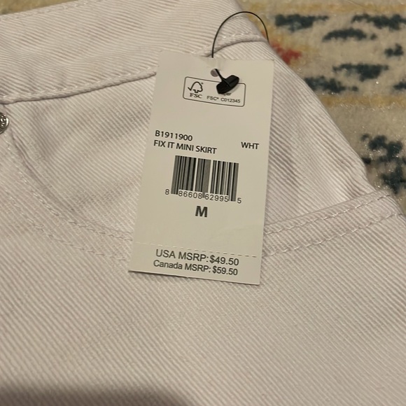 Unused Volcom Women’s Mid Rise Mini Skirt in White size Medium - Picture 2 of 3